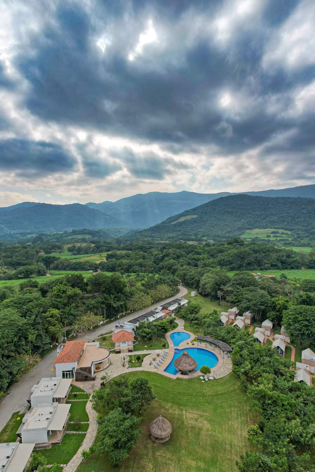 Vista panorámica de resort y montañas